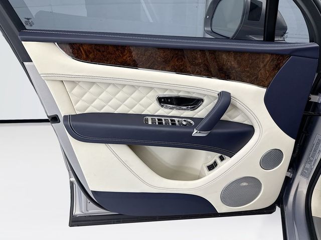 2018 Bentley Bentayga W12 Signature AWD - 23013239 - 22