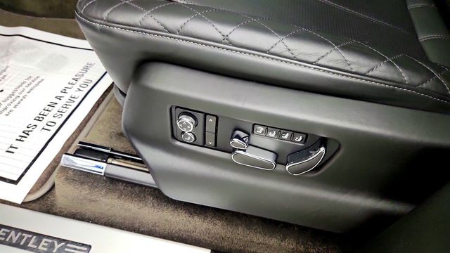 2018 Bentley Bentayga W12 Signature AWD w/ All Terrain Spec & Dynamic Ride Control - 23075473 - 11