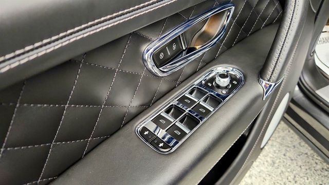 2018 Bentley Bentayga W12 Signature AWD w/ All Terrain Spec & Dynamic Ride Control - 23075473 - 13