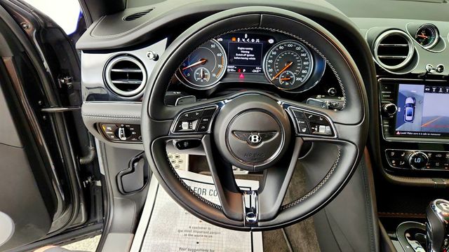 2018 Bentley Bentayga W12 Signature AWD w/ All Terrain Spec & Dynamic Ride Control - 23075473 - 16