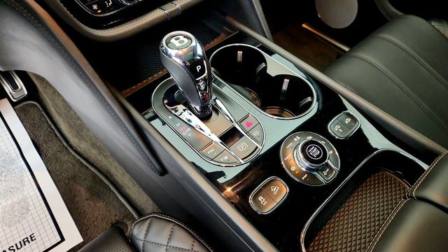 2018 Bentley Bentayga W12 Signature AWD w/ All Terrain Spec & Dynamic Ride Control - 23075473 - 19