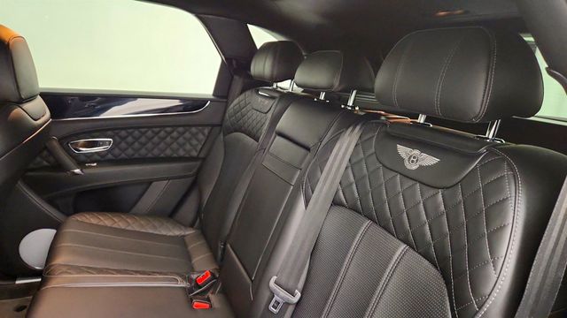 2018 Bentley Bentayga W12 Signature AWD w/ All Terrain Spec & Dynamic Ride Control - 23075473 - 28