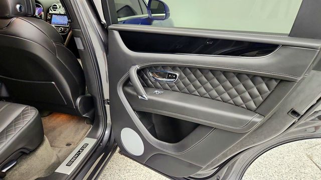 2018 Bentley Bentayga W12 Signature AWD w/ All Terrain Spec & Dynamic Ride Control - 23075473 - 35