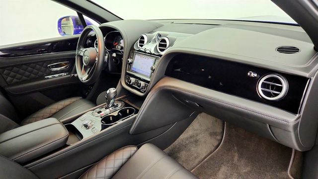 2018 Bentley Bentayga W12 Signature AWD w/ All Terrain Spec & Dynamic Ride Control - 23075473 - 37