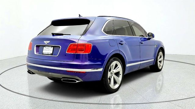 2018 Bentley Bentayga W12 Signature AWD w/ All Terrain Spec & Dynamic Ride Control - 23075473 - 4