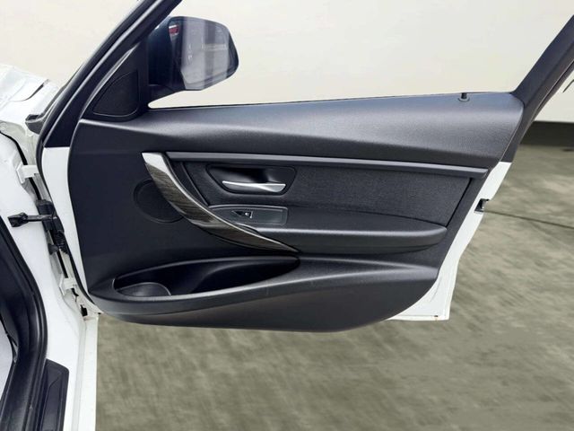 2018 BMW 3 Series 320i xDrive - 23019061 - 27