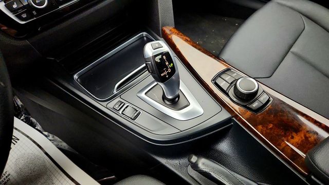 2018 BMW 3 Series 320i xDrive Sedan w/ Convenience Pkg, Heated Seats & Burl Walnut - 23029276 - 16