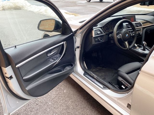 2018 BMW 3 Series 330i xDrive - 22979541 - 4