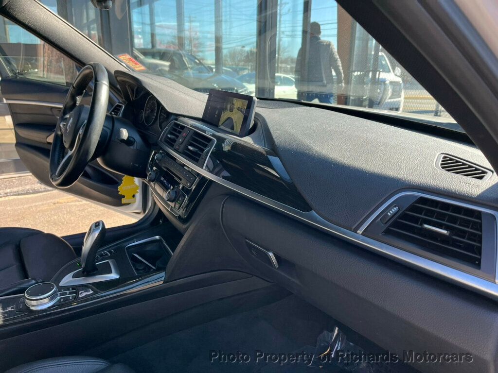 2018 BMW 3 Series 330i xDrive - 22371404 - 19