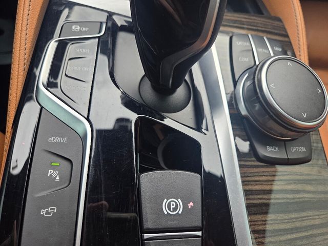 2018 BMW 5 Series 530e xDrive iPerformance Plug-In Hybrid - 22962453 - 19