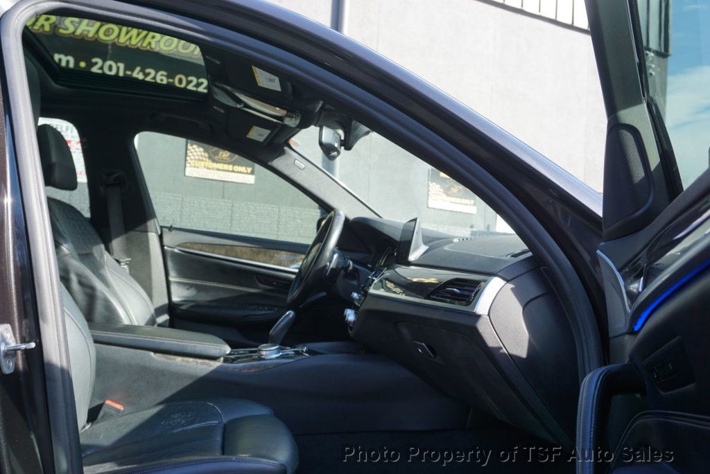 2018 BMW 5 Series 530i - 22975378 - 10