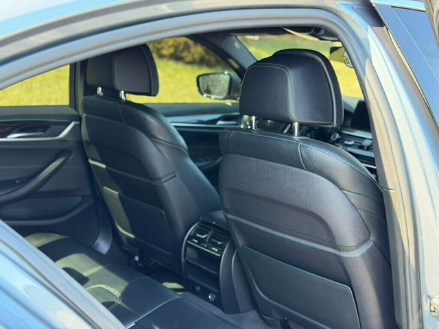 2018 BMW 5 Series 530i xDrive - 22996036 - 19