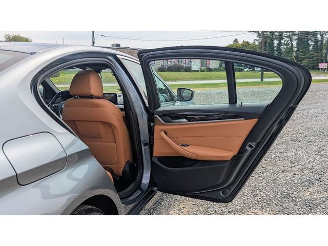 2018 BMW 5 Series 530i xDrive - 22921226 - 11