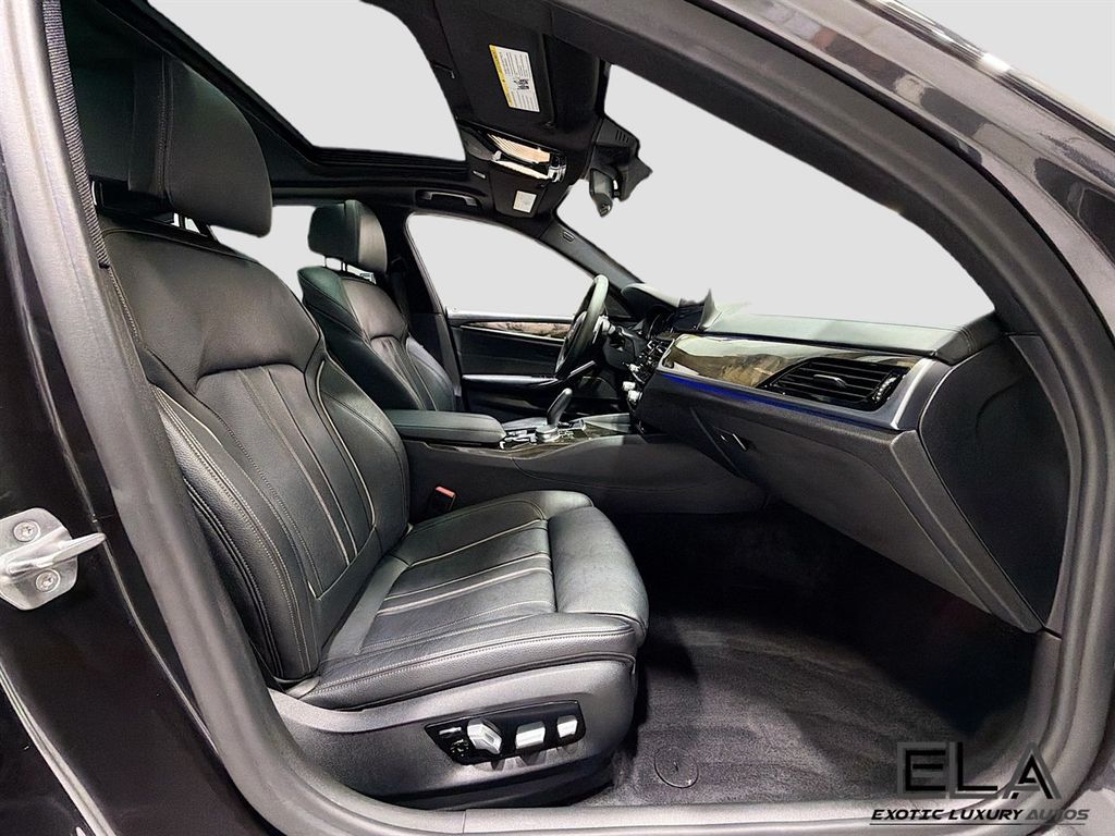 2018 BMW 5 Series 540i - 23046395 - 32