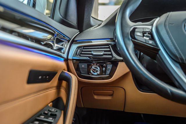 2018 BMW 5 Series 540i - WHITE ON BROWN -  NAV - BACKUP CAM - BLUETOOTH - MUST SEE - 23007549 - 26