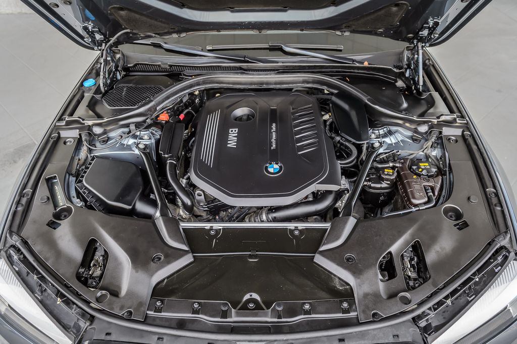 2018 BMW 5 Series 540i xDrive - 22994326 - 16