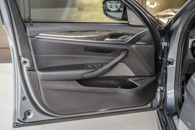 2018 BMW 5 Series 540i xDrive - 22994326 - 45