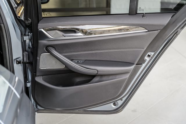 2018 BMW 5 Series 540i xDrive - 22994326 - 50