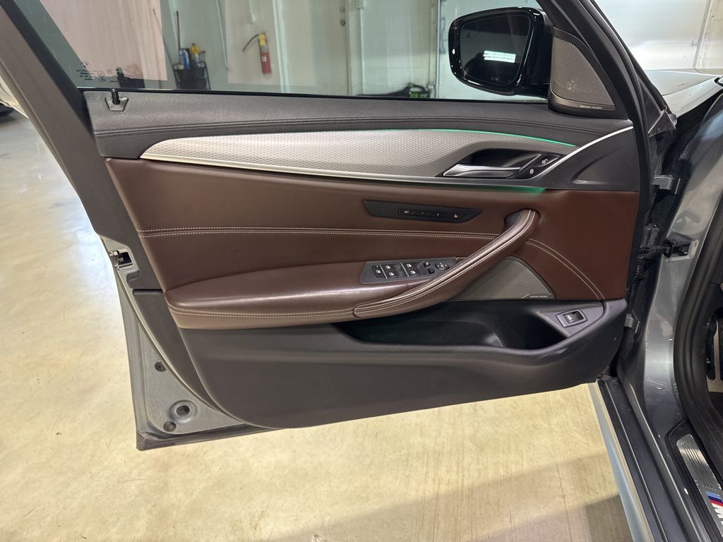 2018 BMW 5 Series M550i xDrive - 23013905 - 36