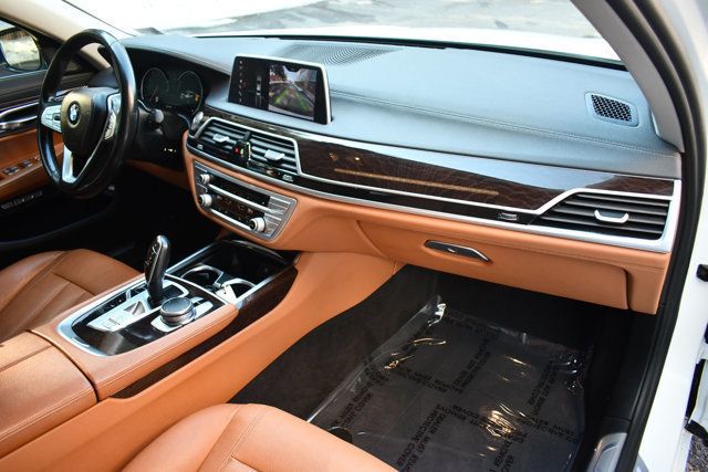 2018 BMW 7 Series 740i xDrive - 22981852 - 26