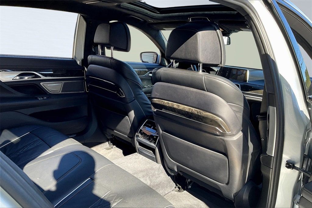 2018 Bmw 750i / B7 xDrive Sedan photo 15