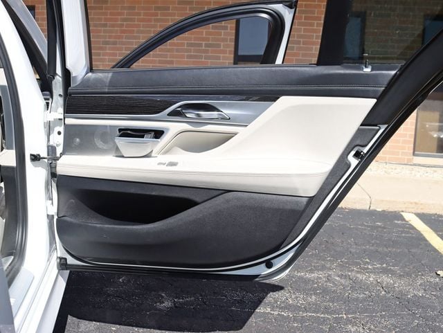 2018 BMW 7 Series 750i XDrive M-Sport - 22997460 - 36