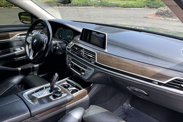 2018 BMW 7 Series xDrive - 23022516 - 11