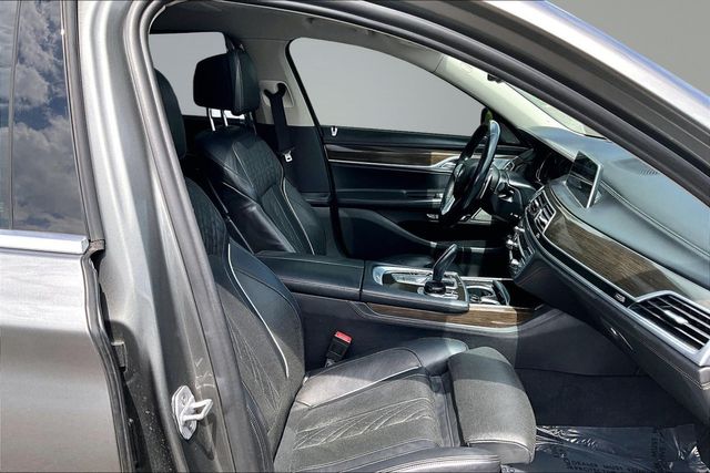 2018 BMW 7 Series xDrive - 23022516 - 12