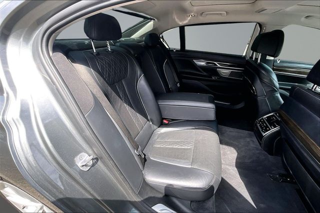 2018 BMW 7 Series xDrive - 23022516 - 13