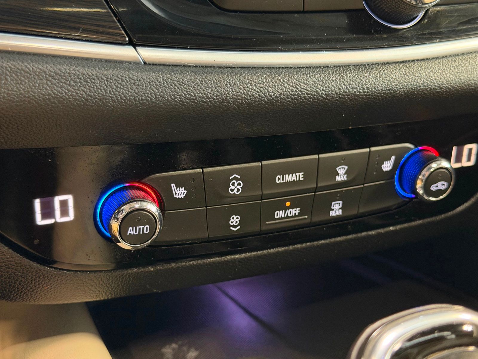 2018 Buick Enclave Essence photo 31