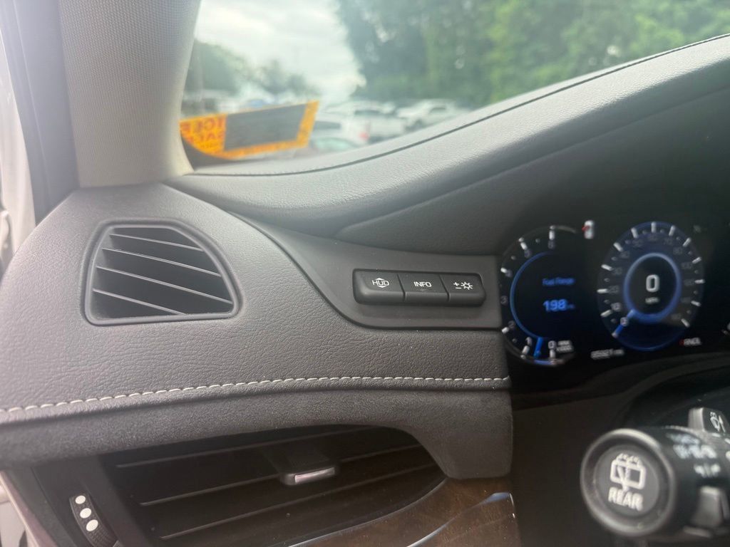 2018 Cadillac Escalade 4WD 4dr Luxury - 23046734 - 11
