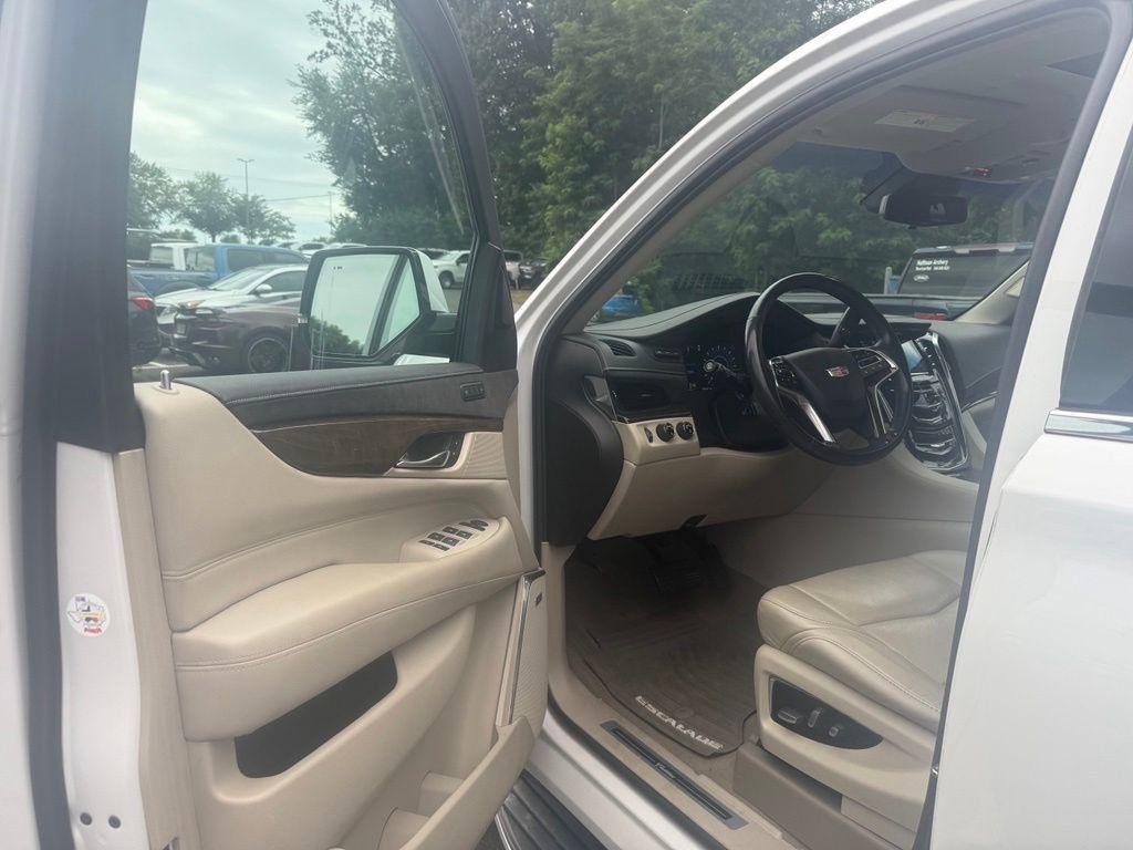2018 Cadillac Escalade 4WD 4dr Luxury - 23046734 - 8