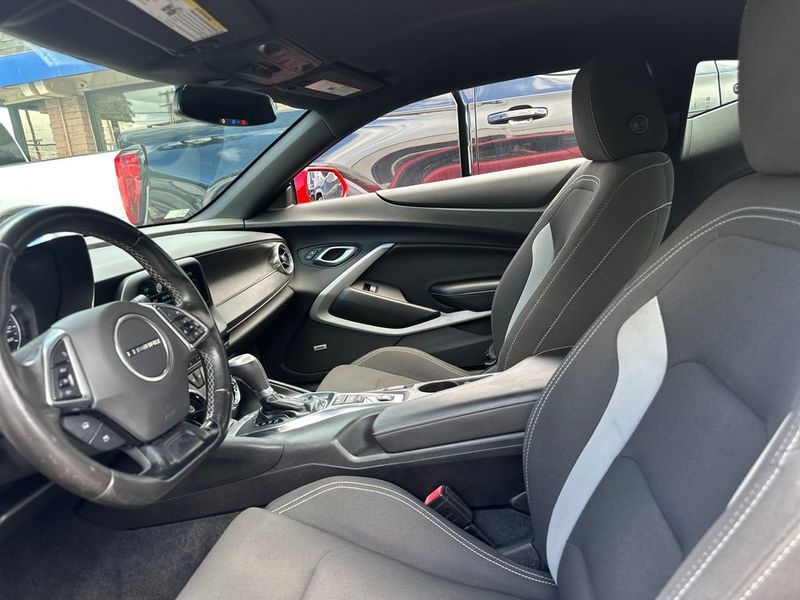 2018 Chevrolet Camaro 2dr Coupe 1LT - 22952234 - 12