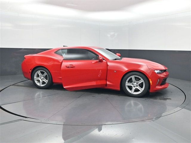 2018 Chevrolet Camaro 2dr Coupe 1LT - 22948318 - 28