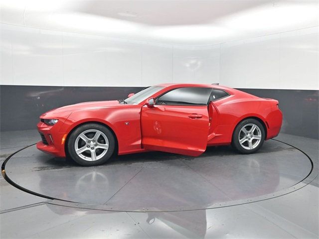 2018 Chevrolet Camaro 2dr Coupe 1LT - 22948318 - 29