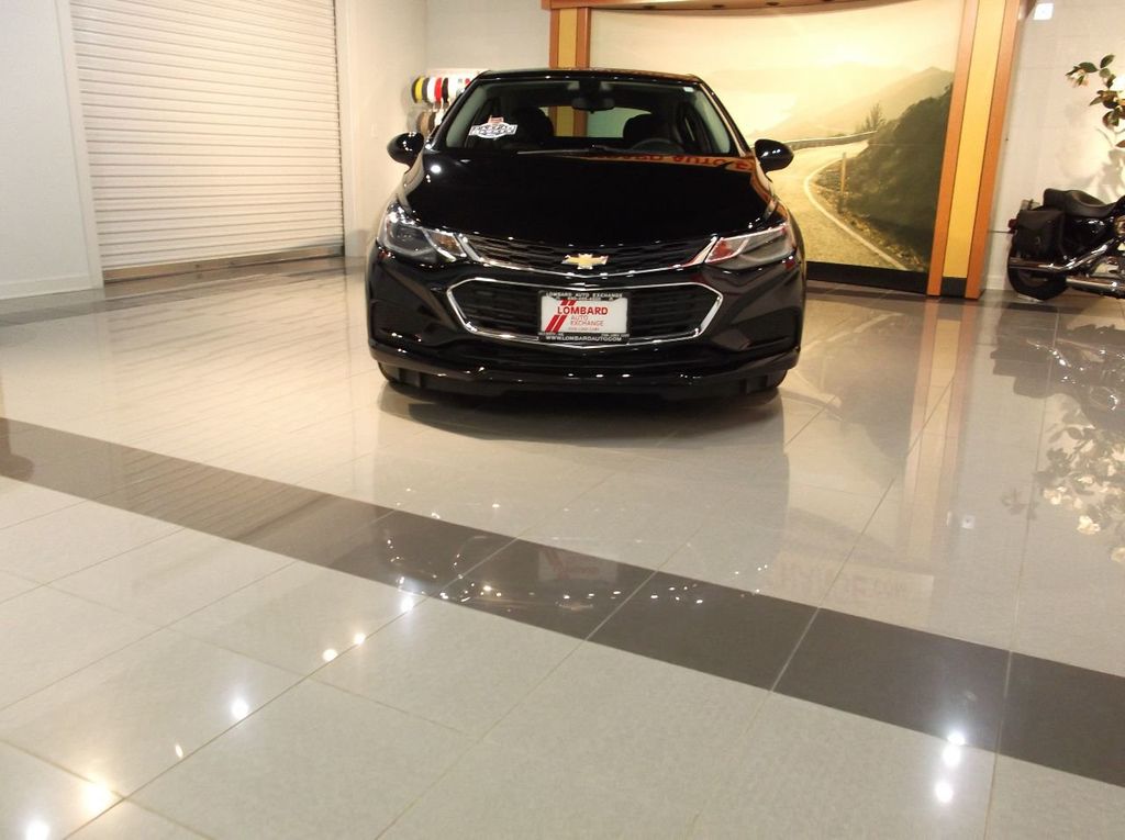 2018 Chevrolet Cruze LT photo 4