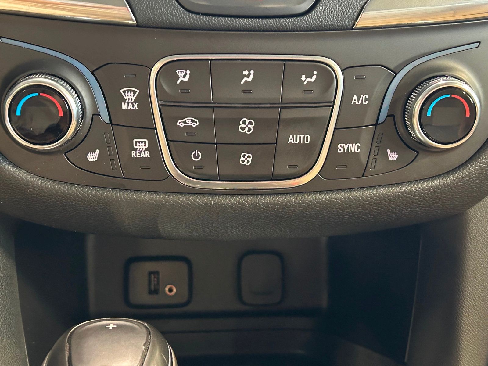 2018 Chevrolet Equinox LT photo 31
