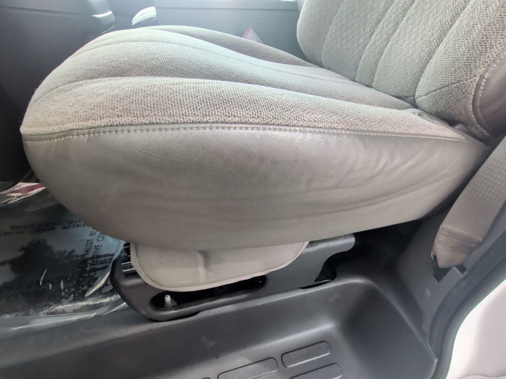 Chevrolet Express Cargo Van RWD 2500 135" photo 13