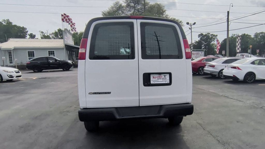Chevrolet Express Cargo Van RWD 2500 135" photo 7
