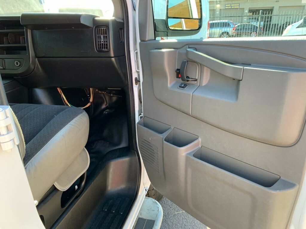 2018 Chevrolet Express Cargo Van RWD 2500 135" - 22974056 - 29