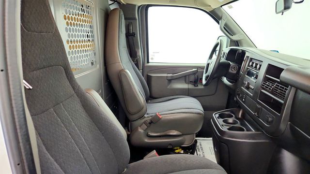 2018 Chevrolet Express Cargo Van RWD 2500 135'' w/ 6.0L V8 Engine - 23065962 - 26