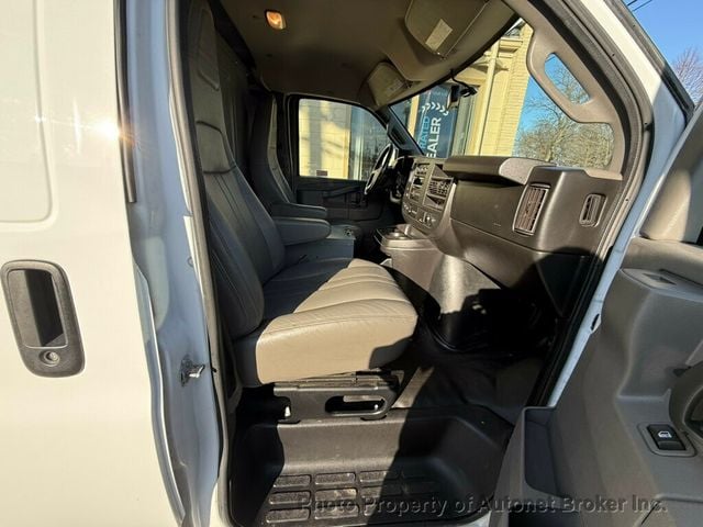 2018 Chevrolet Express Cargo Van RWD 3500 155" - 22968575 - 19