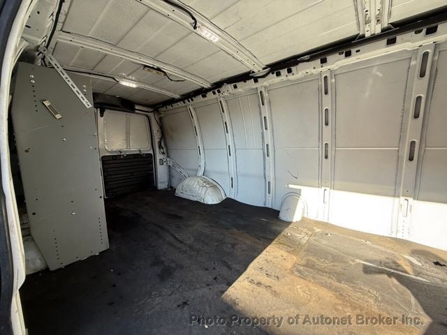 2018 Chevrolet Express Cargo Van RWD 3500 155" - 22974967 - 24