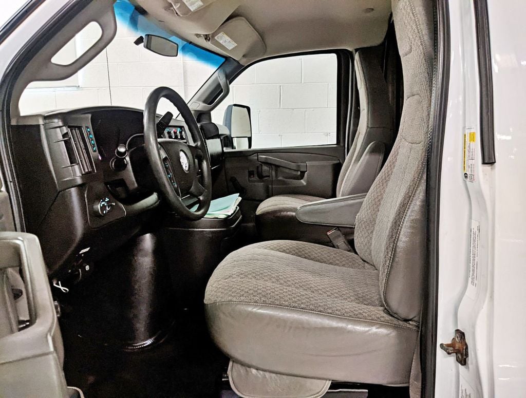 2018 Chevrolet Express Commercial Cutaway 4500 Van 177" - 21983327 - 10