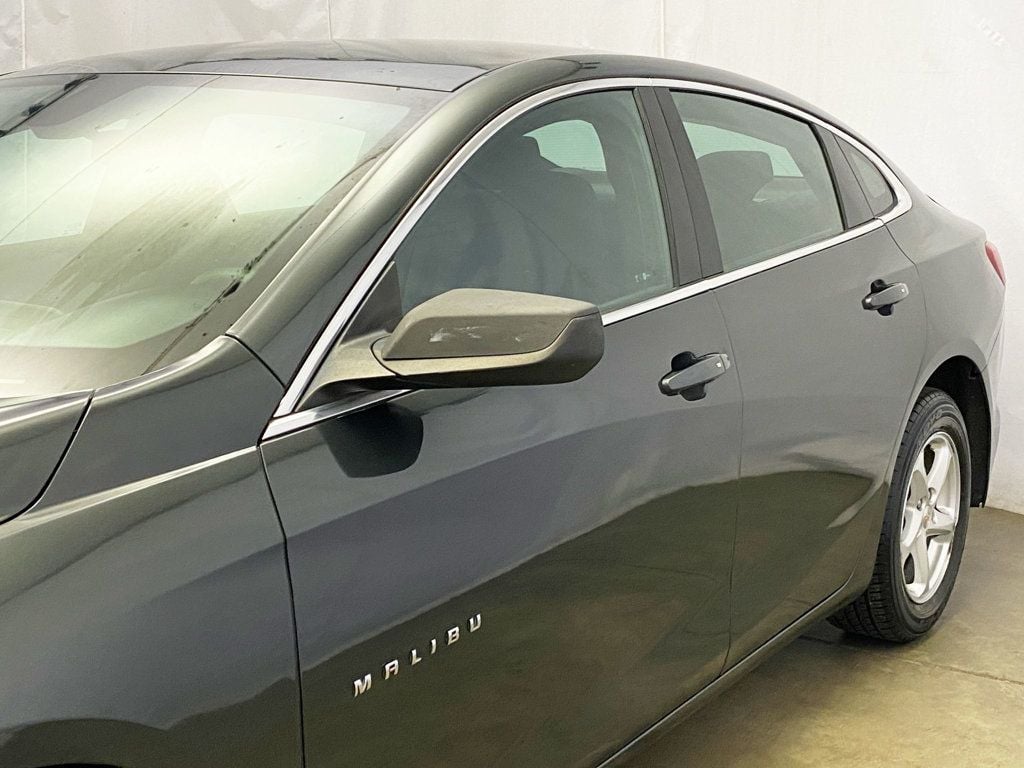 2018 Chevrolet Malibu photo 2