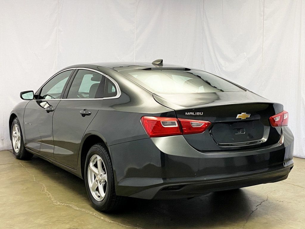2018 Chevrolet Malibu photo 3