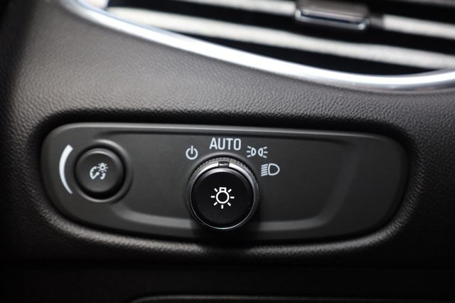 2018 Chevrolet Malibu Hybrid - 23045921 - 32
