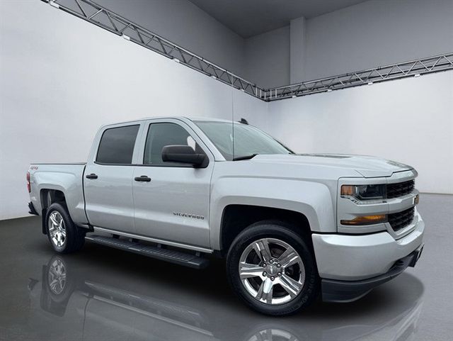 2018 Chevrolet Silverado 1500 Custom Crew Cab 4WD - 23032840 - 24