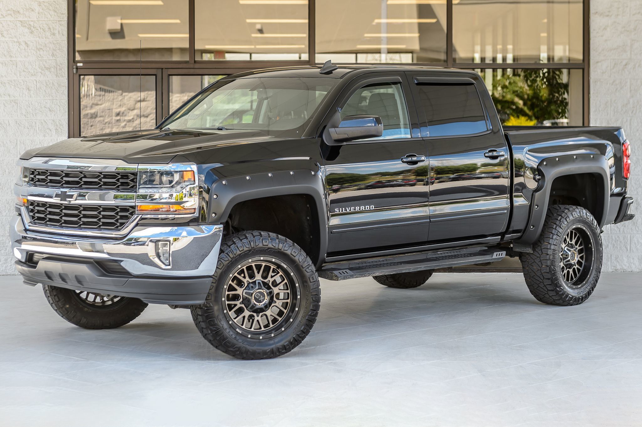 2018 Chevrolet Silverado 1500 LT photo 2