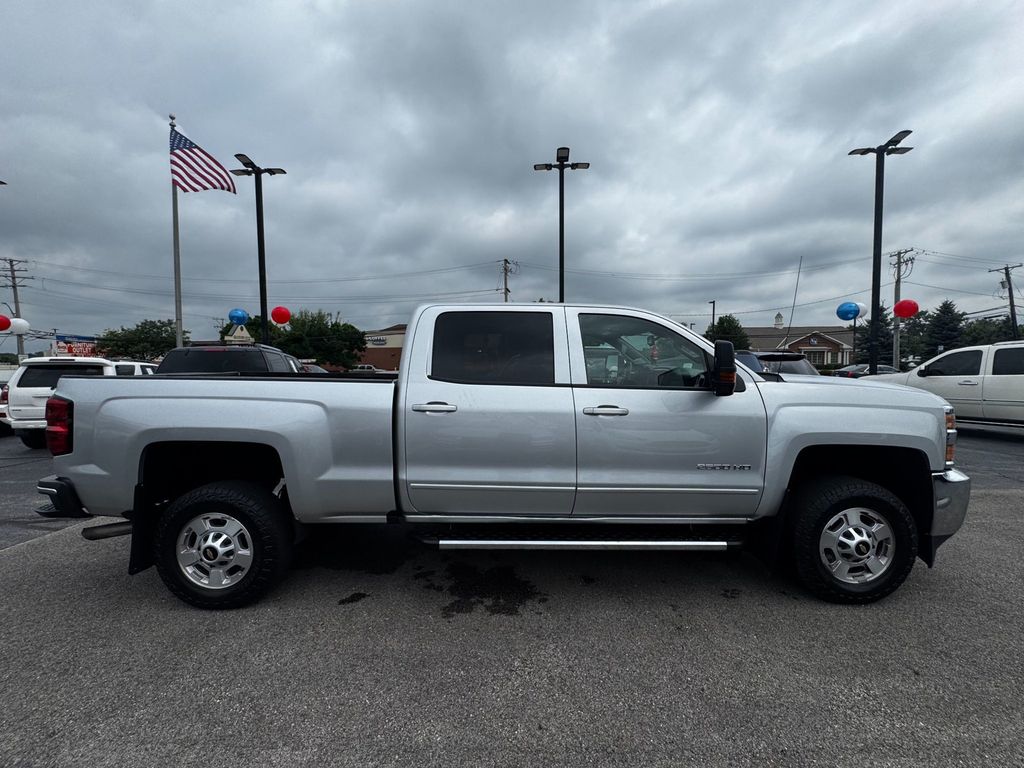 2018 Chevrolet Silverado 2500HD LT - 23062520 - 3